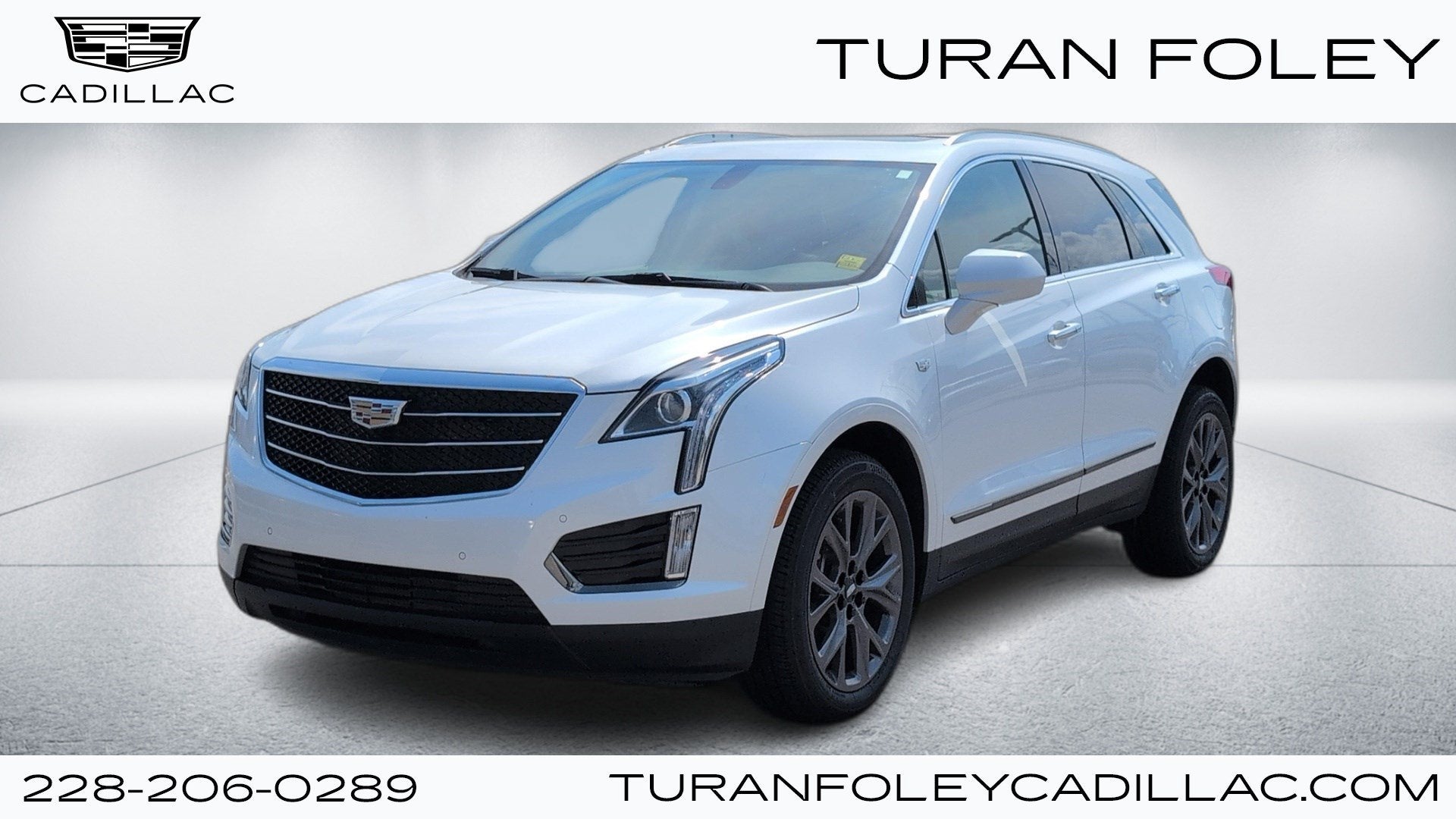 2018 Cadillac XT5 Luxury FWD in Crystal White Tricoat — front three-quarter view